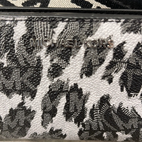 Michael Kors Empire Medium Leopard Logo Wallet
COLOR BLACK COMBO
NWT - Picture 7 of 16